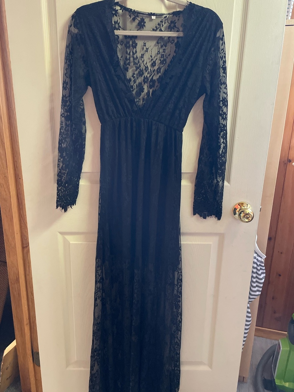 Black Lace Long-Sleeve V-Neck Maxi Dress